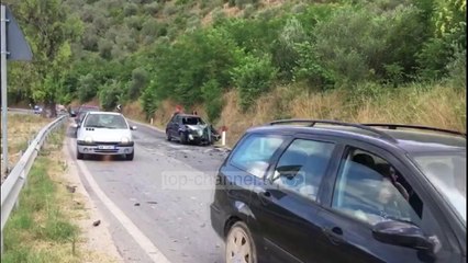 Aksident i rëndë tek “Kthesa e Levanit”,makina bëhet copë pasi tenton të shmangë autobusin:Pa koment