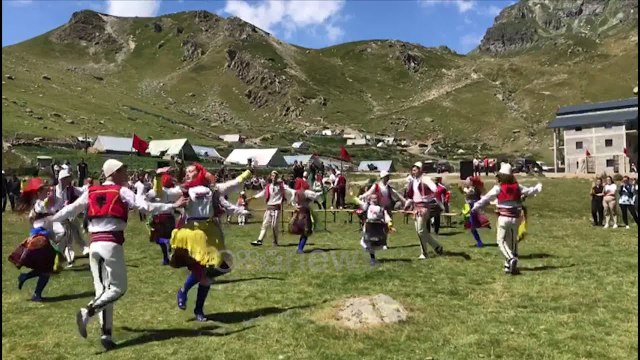 Ora News - “Magjia” e Sylbicës: Dhjetra familje verojnë në Bjeshkët e Tropojës