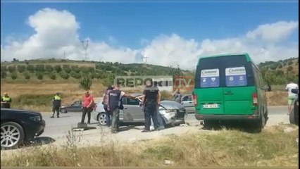 S'i ndaloi policisë, 'Audi' me sirianë përplaset me furgonin në Pogradec, 4 të plagosur
