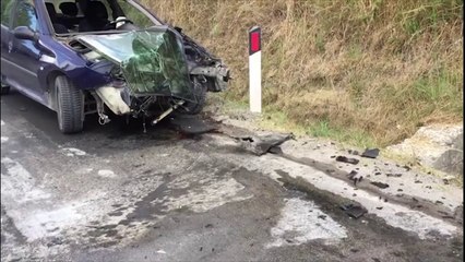 Ora News - Aksident në aksin Fier-Levan, autobusi i transportit publik përplaset me ‘Peugeot’