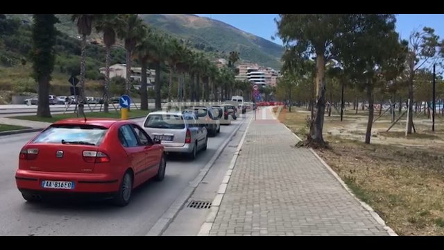 Vlorë, radhë të gjata automjetesh nga Lungomarja te Uji i Ftohtë, dyndje pushuesish drejt jugut