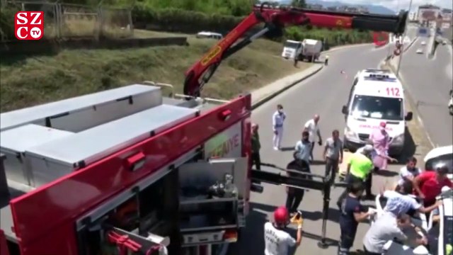 Kazada askıda kalan otomobilde can pazarı