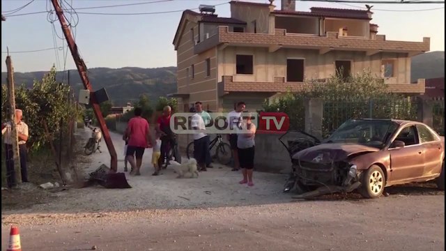 Report TV -Makina humb kontrollin e përplaset me murin e shtyllën, plagoset drejtuesi e pasagjeri