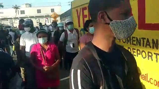 Filas kilométricas en el Metro de Santo Domingo