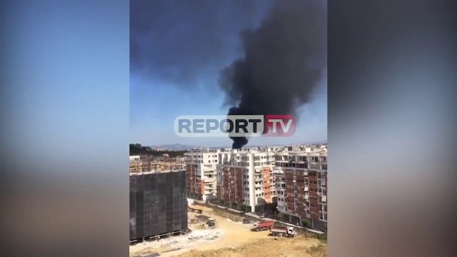 Merr flakë pika e grumbullimit të makinave, tymi mbulon zonën e Kasharit në Tiranë
