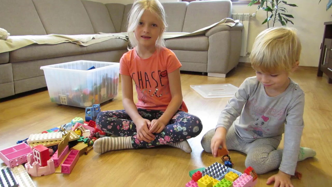 Sophia Isabella Brincando com Lego
