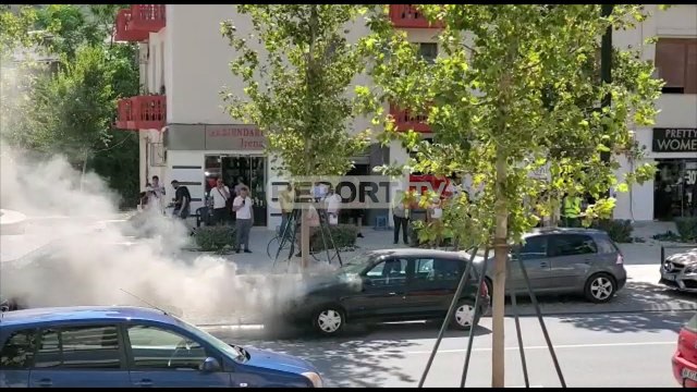 Report TV -Merr flakë makina në bulevardin e Vlorës, detajet e para