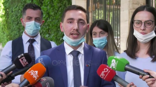 Ora News - Studentët në Presidencë me kërkesë për Metën: Mos e dekreto Rektorin e ri të UT