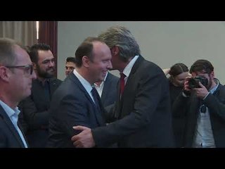 Bisedimet për qeverinë e re, larg syve të opinionit