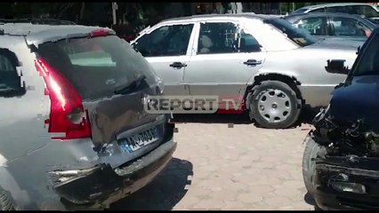 Dy automjete përplasen me njëra-tjetrën, njëri prej mjeteve ka përfunduar në lokalin afër rrugës