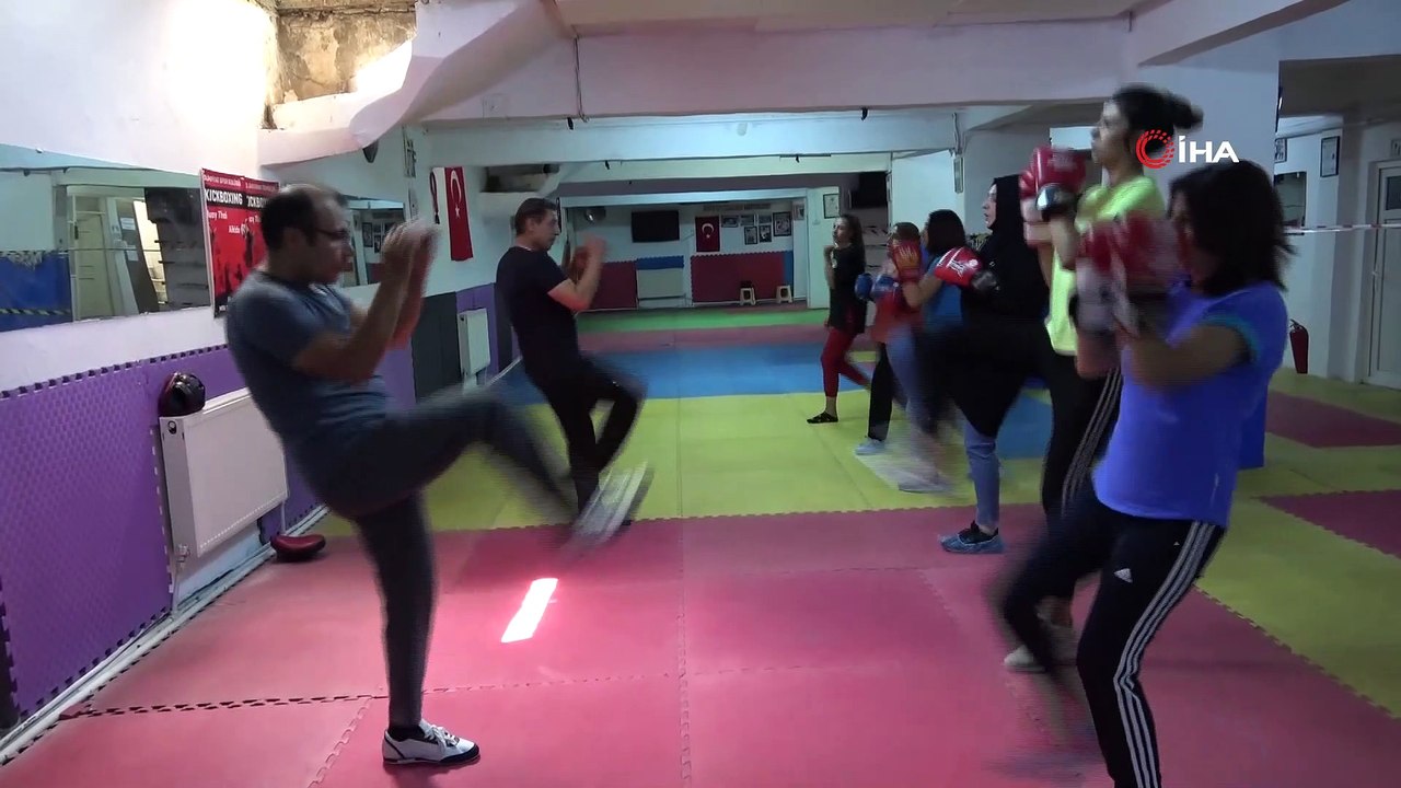 Kadınlar kendilerini savunabilmek için yakın dövüş eğitimi alıyor