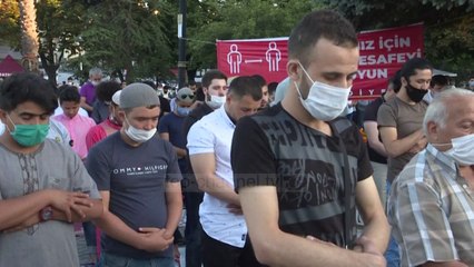 Top News - Xhamitë e zbrazura për festën/ Në xhaminë e madhe të Mekës, falja është bërë pa besimtarë