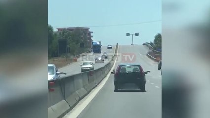 Report TV -Duart në timon, këmbën në dritare! Çudira shqiptare në autostradën Tiranë-Durrës
