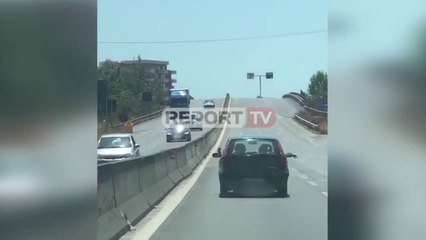 Duart në timon, këmbën në dritare! Çudira shqiptare në autostradën Tiranë-Durrës