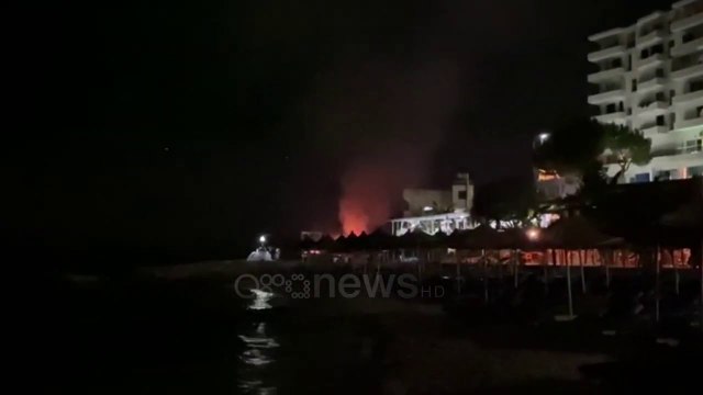 Ora News - Sarandë, flakët përfshijnë kodrën, përhapet drejt portit të mallrave