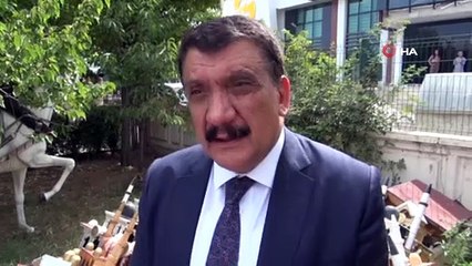 Herkese örnek olacak davranış- 73 yaşındaki Kenan Durgun, hayvanlara barınak yapıp kurumlara bağışlıyor