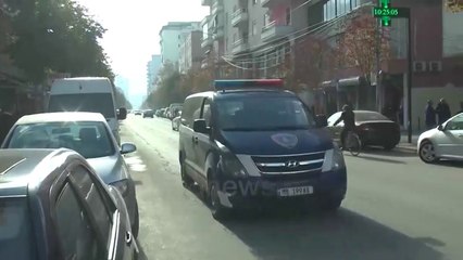 Tải video: Ora News - Vetëvaret në paraburgim i shoqëruari për dhunë në familje, procedohen dy policë