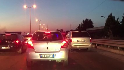 下载视频: Ora News - Po kthehen nga plazhi, trafiku i rënduar në autostradën Rrogozhinë - Kavajë