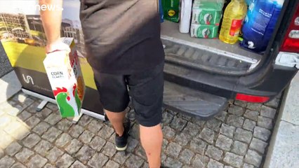 Solidarietà tra colleghi, in Portogallo gli artisti distribuiscono aiuti alimentari