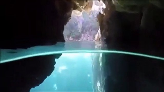 Ce touriste vous guide dans le plus magnifique des endroits sur terre