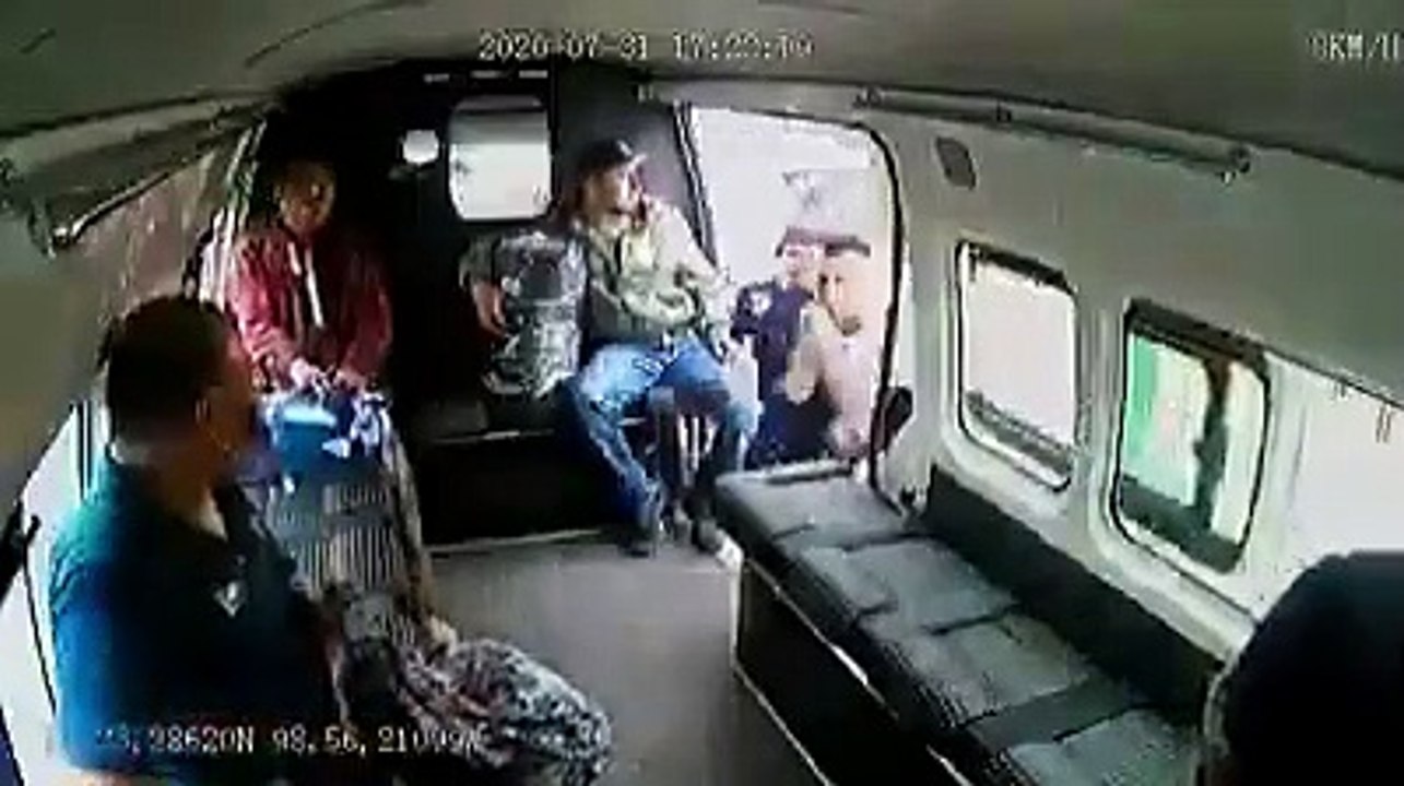 Pasajeros atrapan a delincuente y le dan una fuerte golpiza