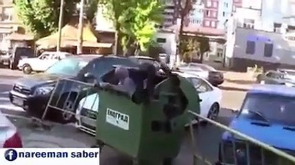 UCRANIA, LA GENTE ENOJADA TIRA DIPUTADOS A LA BASURA (SEPTIEMBRE/2014)