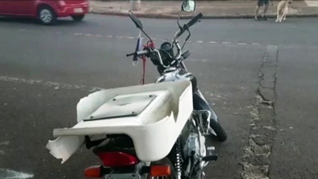 Homem sofre lesão na clavícula em colisão entre carro e moto