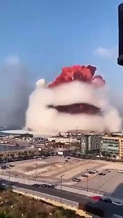 Onda Expansiva de Explosión en Beirut llega a un restaurant a varios kilómetros, 4 de Agosto 2020.