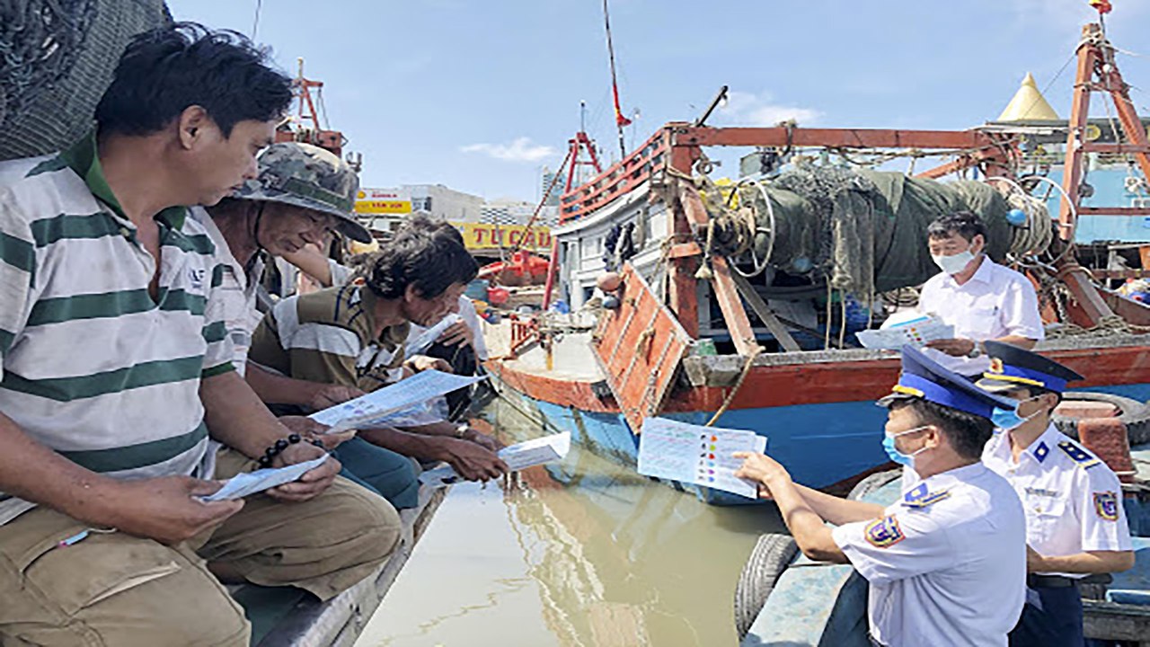 Tuyên truyền phòng, chống dịch bệnh Covid-19 cho ngư dân | VTC