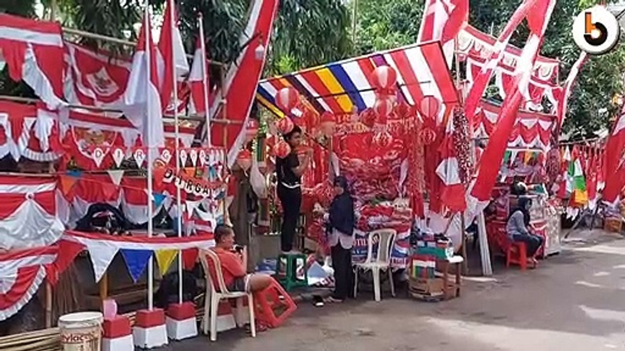 PENJUAL BENDERA KEMERDEKAAN TETAP LARIS MESKI PANDEMI