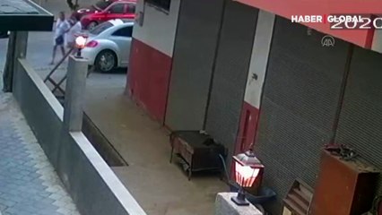 Annelerinin araçta bıraktığı 2 erkek çocuğunu kaçırmaya çalıştı