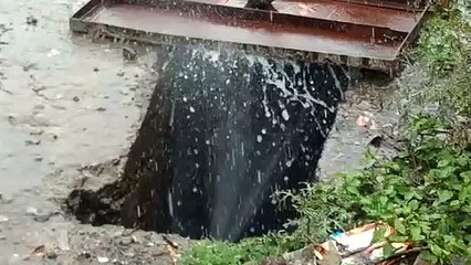 टंकी चौराहे पर पानी की लाइन फूटी