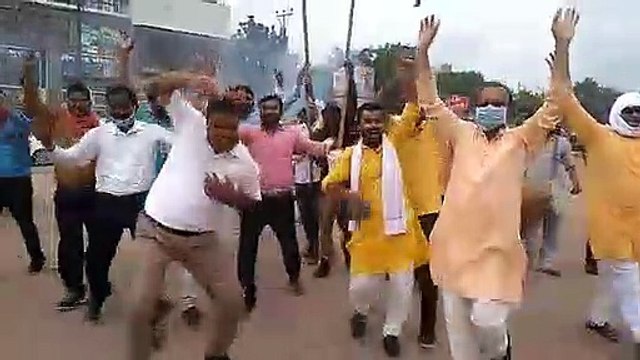 अयोध्या में राममंदिर भूमिपूजन के बाद जश्न में डूबे राम भक्त, ढोल-नगाड़ों के साथ मिठाई बांटकर किया खुशी का इजहार