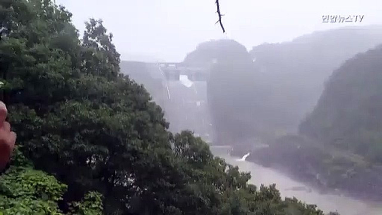 [현장영상] 소양강댐 제한수위 초과…3년 만에 수문 개방