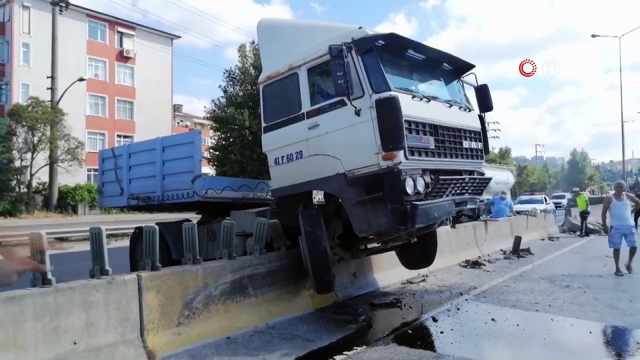 Duran araçlara çarpmamak için manevra yapan tır beton bariyerlerde asıldı kaldı- Sürücü direksiyonu kırınca tır beton bariyerlerin üzerine çıktı