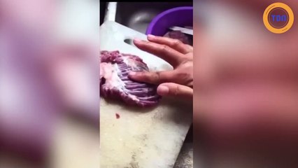 Il s'apprête à couper son steak, lorsqu'il s'est mis à bouger