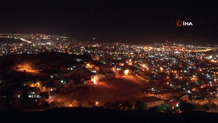 Şanlıurfa’da kızıldan altın sarısına dönen ay hayran bıraktı