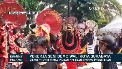 Cara Unik Pekerja Seni Demo Wali Kota Surabaya