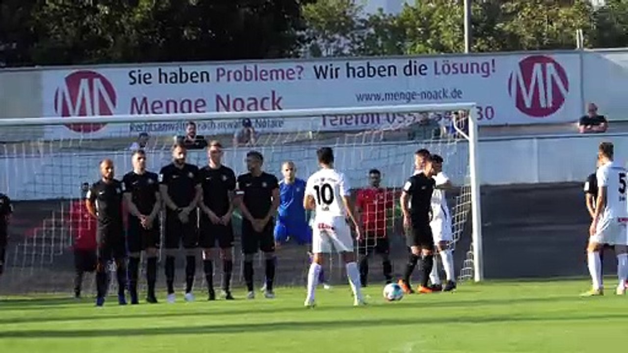 Freistoß von Richard Hehn (SVG) im Spiel gegen Hessen Kassel