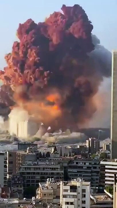 انفجار لبنان بالتصوير البطيئ من أقرب نقطة ومن البحر وجسم غريب أطلق قبل الانفجار
