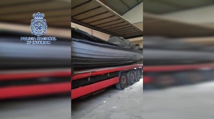 Decomisada una planeadora de contrabando y detenidas cinco personas