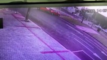 Câmera flagra colisão entre carro que aconteceu em cruzamento com semáforo