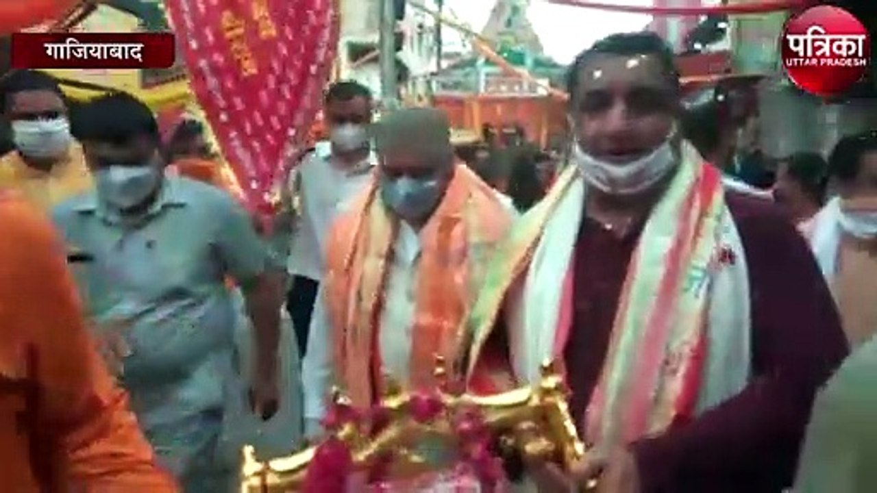 गाजियाबाद में केंद्रीय मंत्री वीके सिंह बांटा प...