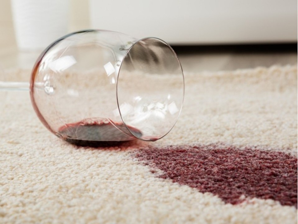 Mit diesen einfachen Hausmitteln geht es Flecken an den Kragen