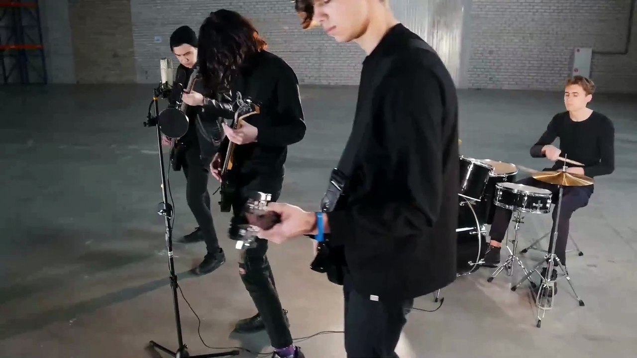 30) Music.  Guitar Bass.  Dorian.  Andrew Langdon. Dance et électro . Dramatique