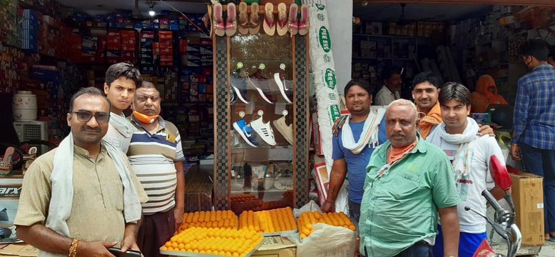 कांधला में राम मन्दिर के शिलान्यास पर बांटी मिठाई