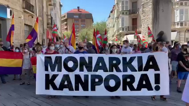 Unas 200 personas se concentran contra la monarquía en Vitoria