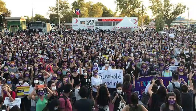 Kadıköy'de kadınlar İstanbul Sözleşmesi için sokağa döküldü: İstanbul Sözleşmesi’ni uygula