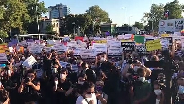 Bu ülkenin tüm kadınlarını ilgilendiren bir kararı bir partinin MYK'sında vereceklerdi; bu toplantı kadınların mücadelesiyle 13 Ağustos'a ertelendi