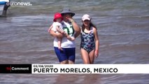 Sur les plages du Mexique, un homme déguisé en 